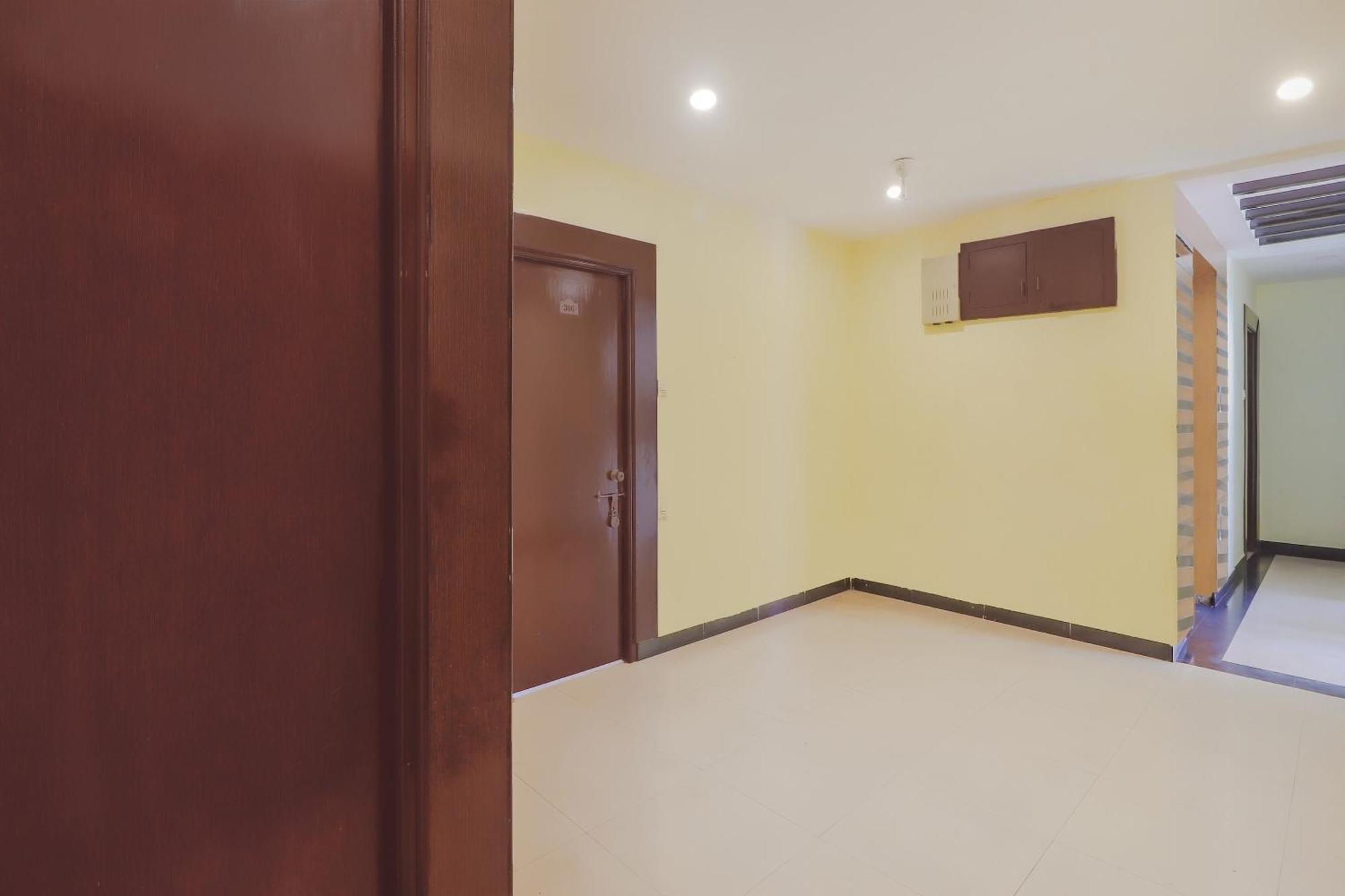 OYO 74184 Hotel Meredian Comfort Inn Hyderabad Exterior foto