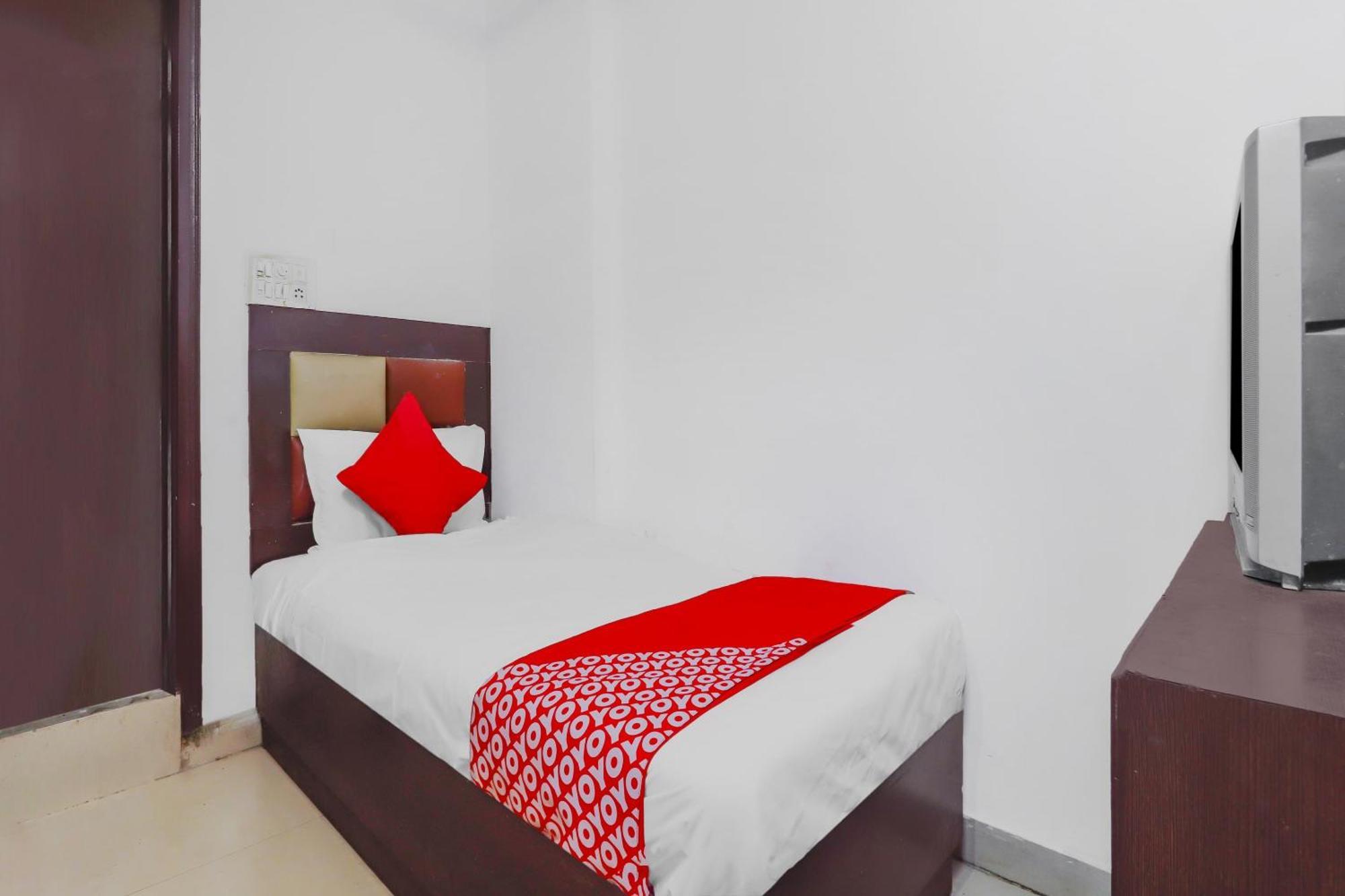 OYO 74184 Hotel Meredian Comfort Inn Hyderabad Exterior foto