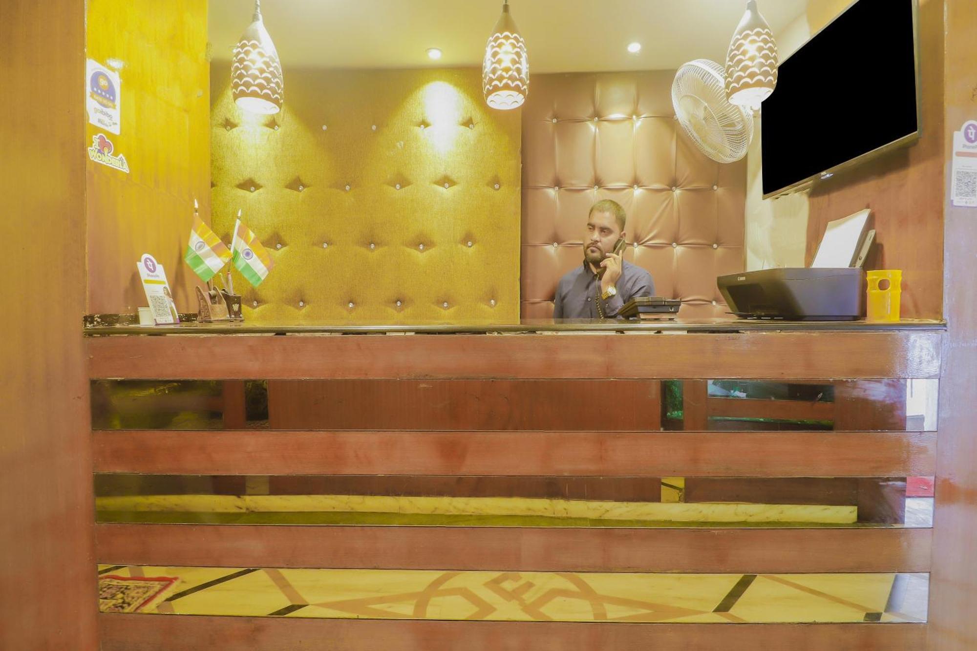 OYO 74184 Hotel Meredian Comfort Inn Hyderabad Exterior foto