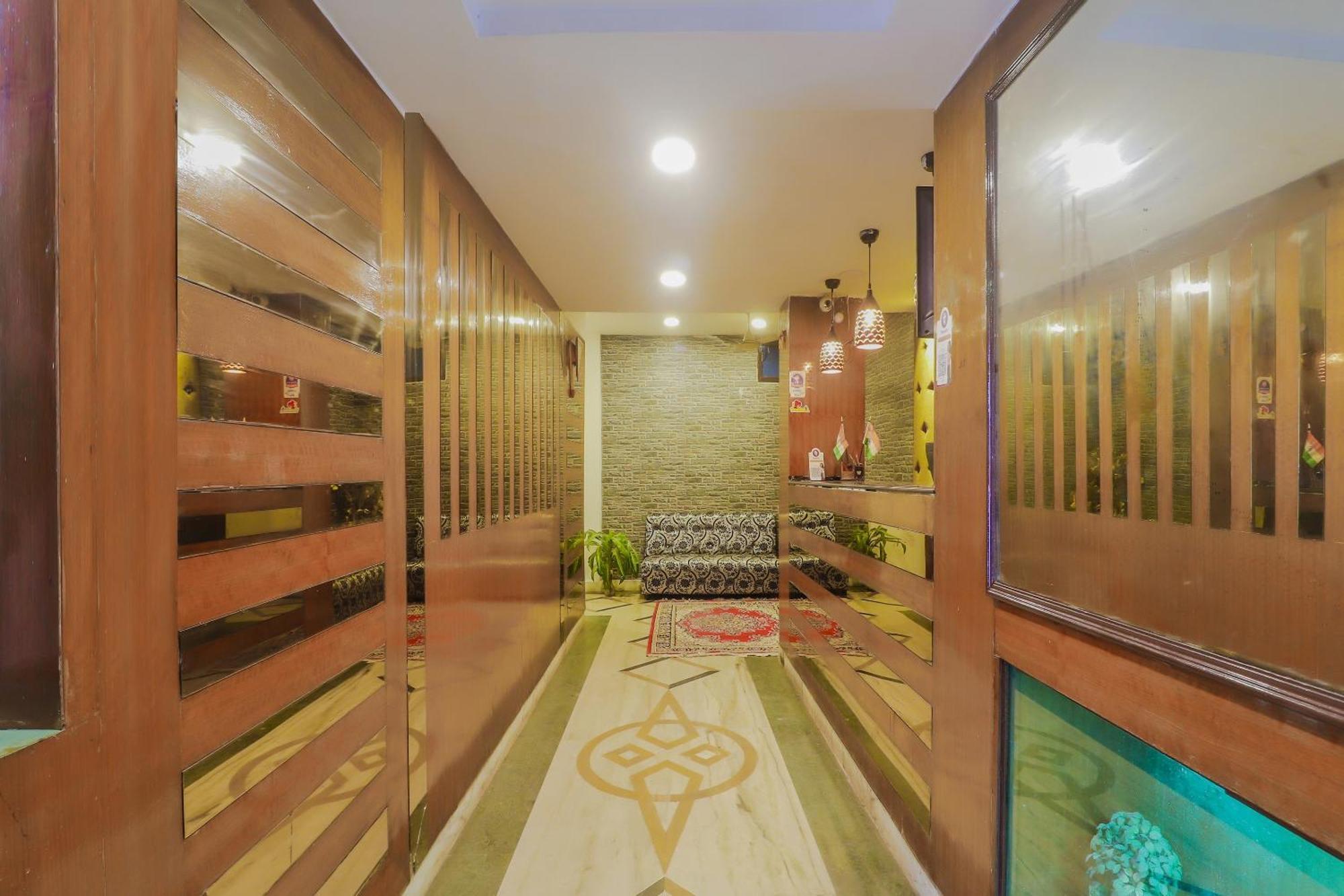 OYO 74184 Hotel Meredian Comfort Inn Hyderabad Exterior foto