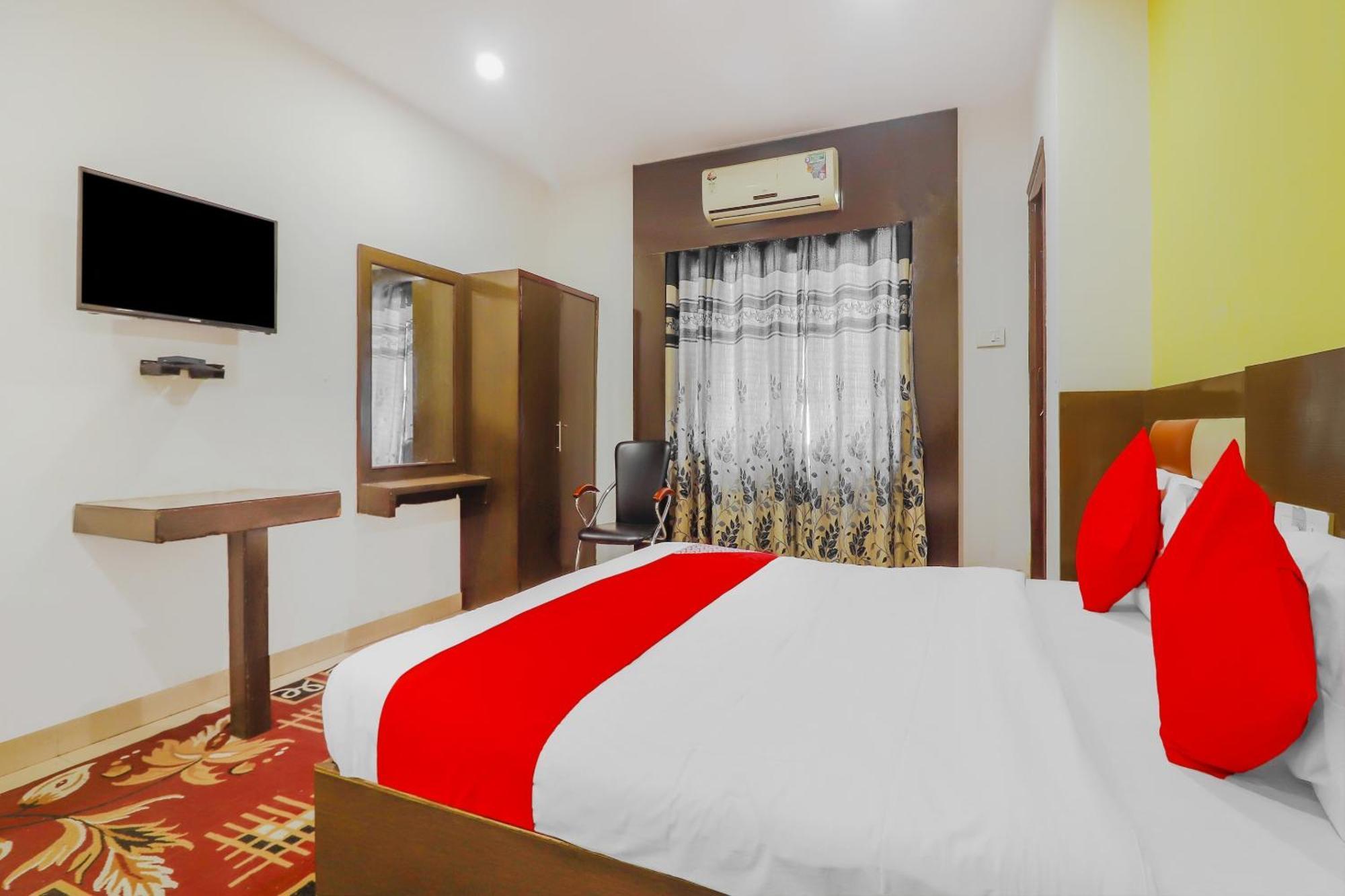 OYO 74184 Hotel Meredian Comfort Inn Hyderabad Exterior foto