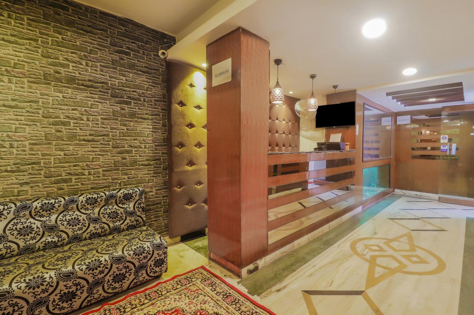 OYO 74184 Hotel Meredian Comfort Inn Hyderabad Exterior foto
