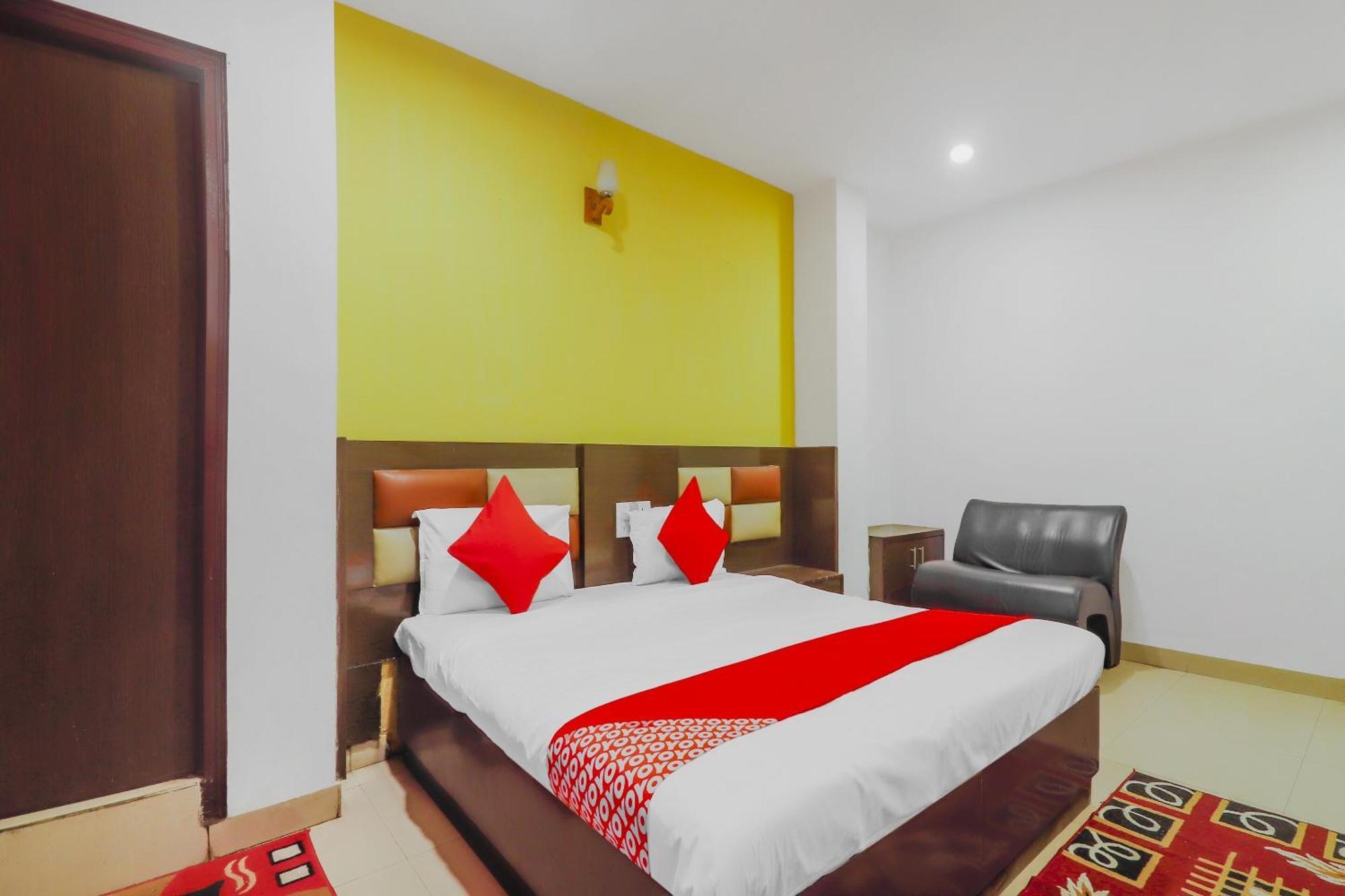 OYO 74184 Hotel Meredian Comfort Inn Hyderabad Exterior foto