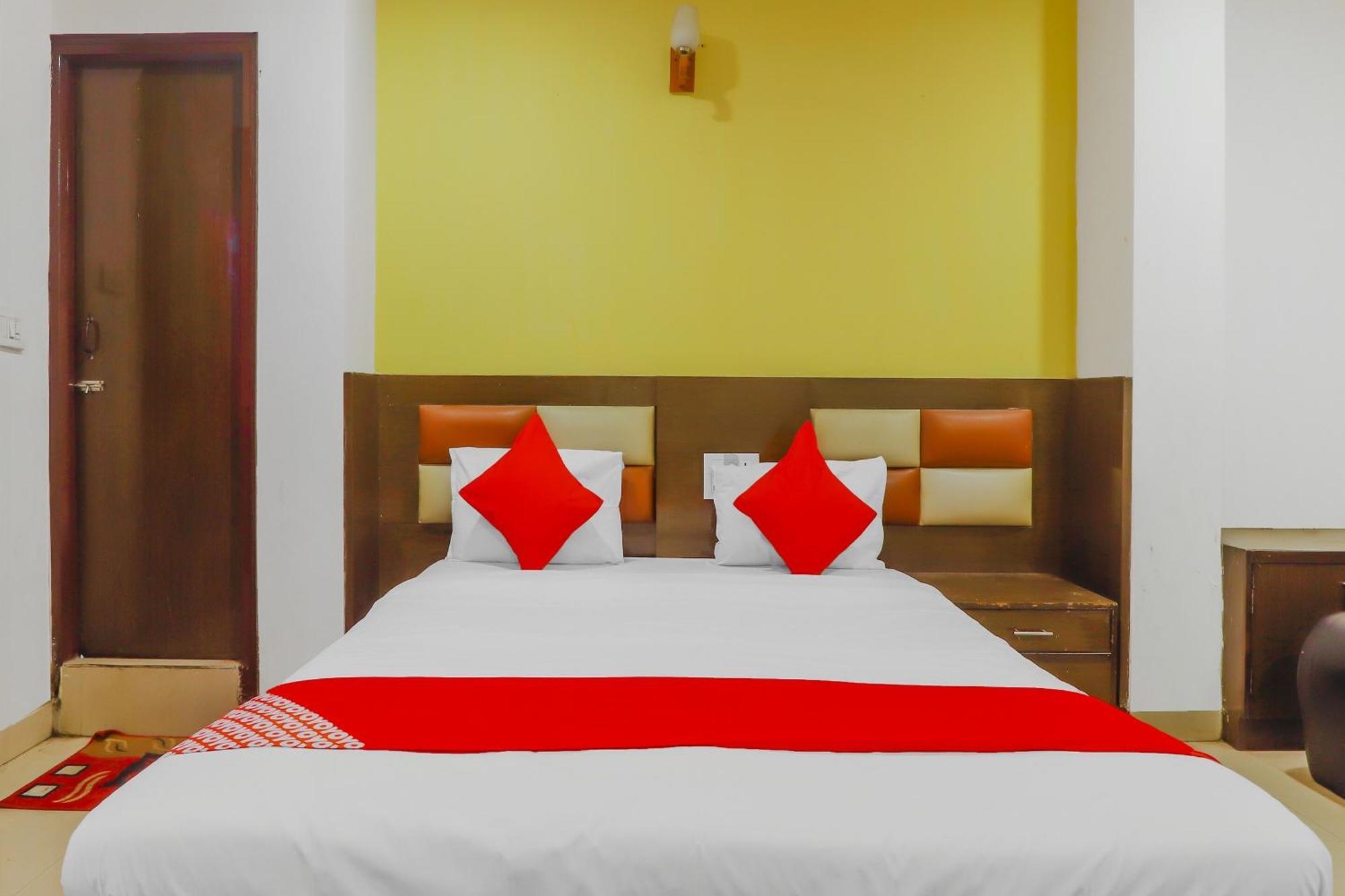 OYO 74184 Hotel Meredian Comfort Inn Hyderabad Exterior foto